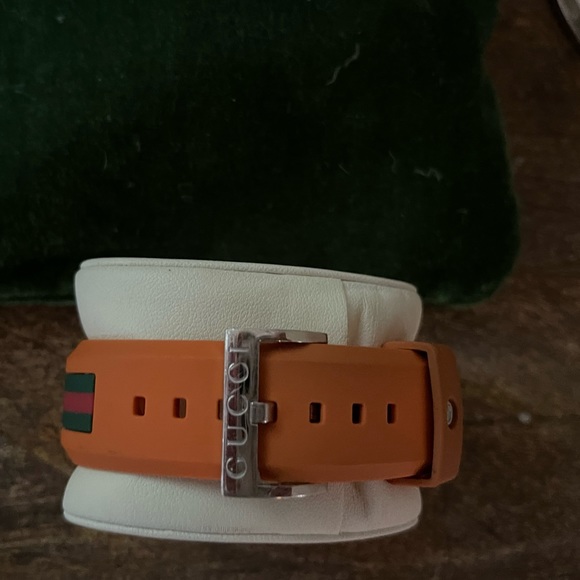 Unisex Authentic Gucci watch Orange 🍊 color - Picture 2 of 7
